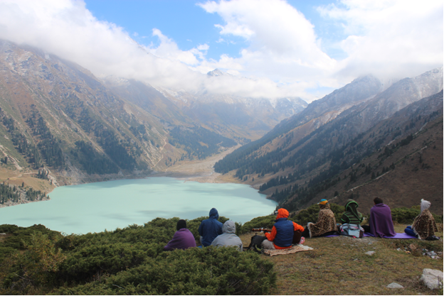Киртан на Большом Алматинском озере с Балакхилья дасом